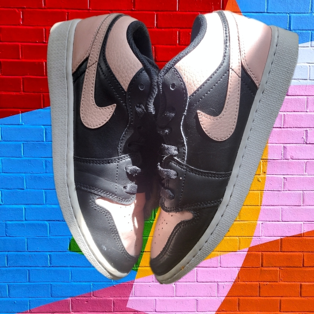 Nike Air Jordans 1 "Crimson tint" low size 7Y or 8.5 Womens
